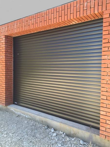Porte de garage enroulable en aluminium sur mesure 