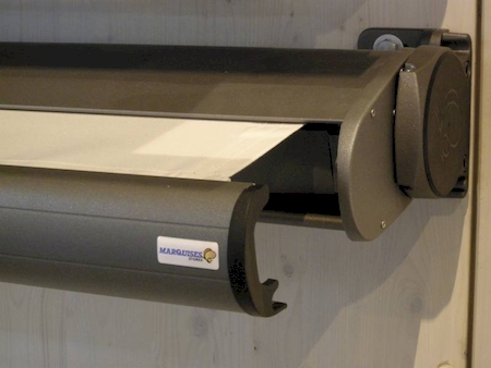 Pose de store coffre Ambre pour réduire les agressions extérieures sur une toile à Lançon de Provence