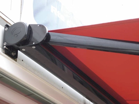 Pose de store coffre Ambre pour réduire les agressions extérieures sur une toile à Marignane