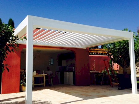 Installation de pergola bioclimatique blanche sur-mesure Marquises à Marignane