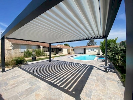 SUPERBE PERGOLA IZI BIOCLIMATIQUE 4 PIEDS à Carry Le Rouet dans les Bouches du Rhône
