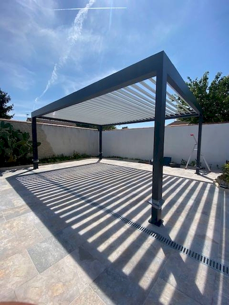 SUPERBE PERGOLA IZI BIOCLIMATIQUE 4 PIEDS à Carry Le Rouet dans les Bouches du Rhône
