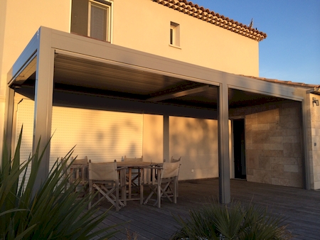 Installation de pergola bioclimatique à lames orientables OPEN LUX Marquises à Marignane
