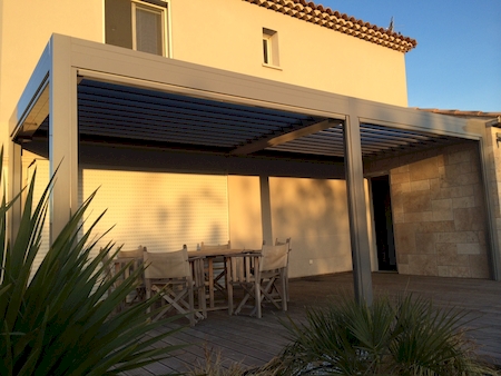 Installation de pergola bioclimatique à lames orientables OPEN LUX Marquises à Lançon de Provence