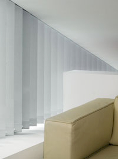 store vertical blanc sur rail à vitrolles