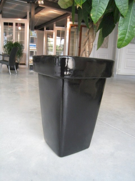 bac à plantes noir design à vitrolles