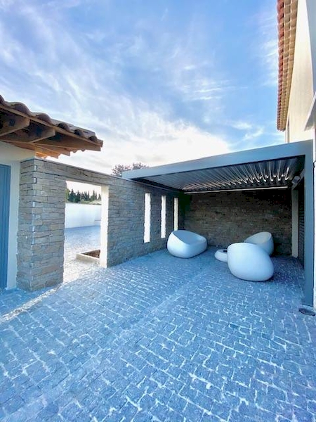 Notre zone d'activité pour ce service Menuisier pour la pose d'une pergola bioclimatique sur-mesure Marquises sur une terrasse